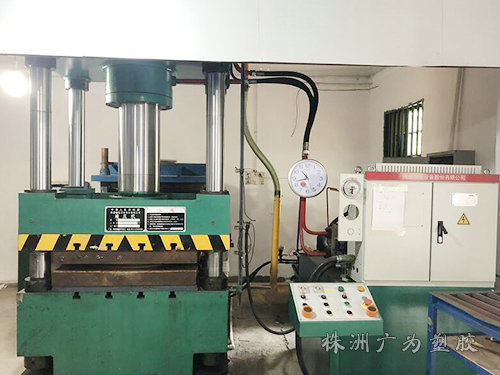 200噸模壓機(jī) 200噸模壓機(jī)